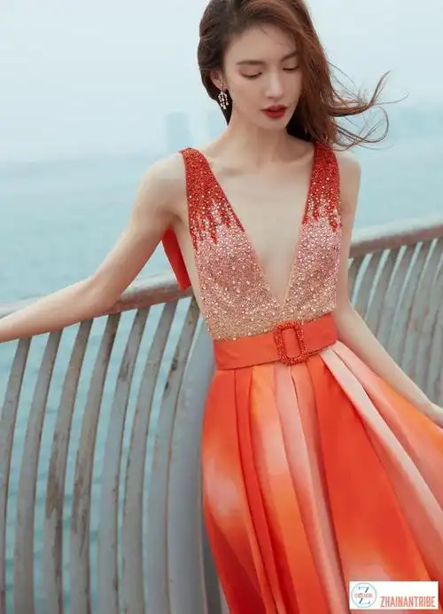 金晨真敢穿一袭橘红色渐变深v长裙平板身材穿出华丽性感