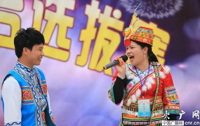 在广西来宾市象州县马坪镇文化广场,两名山歌手在对唱山歌(央广网发