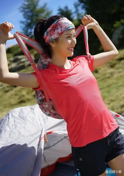 江一燕真大胆,一个人就敢去荒山野岭拍美照,幸亏这衣服不显身材
