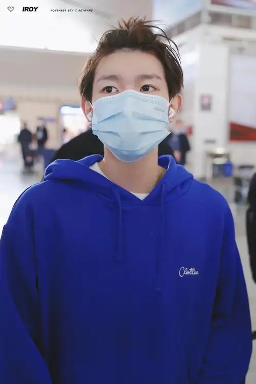 王源今日份新鲜路透～ 小啾啾再次出现,蓝色卫衣好靓好好看!