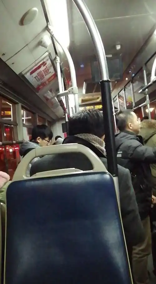 晚上北京公交车上