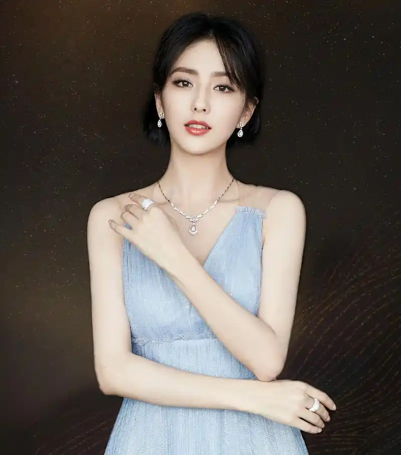 佟丽娅换新发型超年轻,波波头头短发原来那么美,她真不像35岁