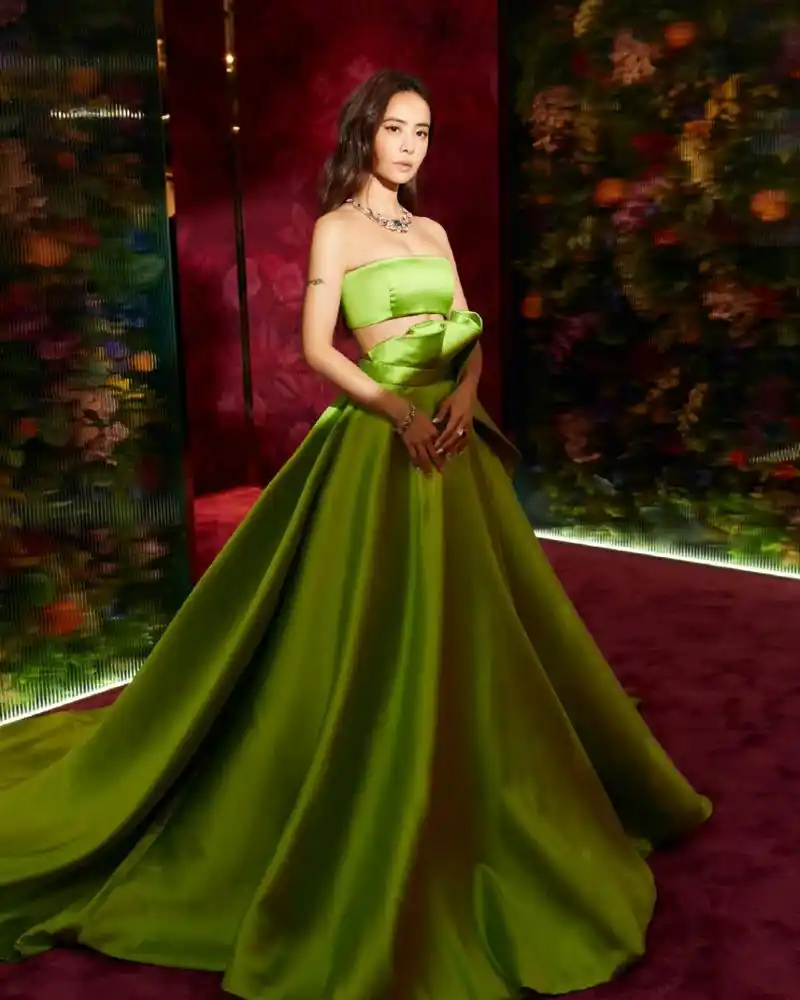 蔡依林# 一袭绿色抹胸拖尾礼裙,肤白貌美的容颜,窈窕曼妙的身材,丰满