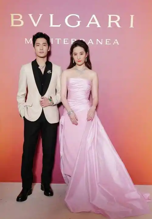 刘亦菲在宝格丽活动上惊艳了,穿粉色太美,输给安妮海瑟薇太服气_造型