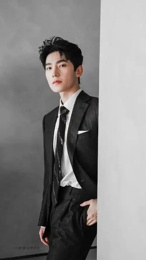 杨洋长发 黑西装就是坠叼的!同意的扣1不同意的扣眼睛!