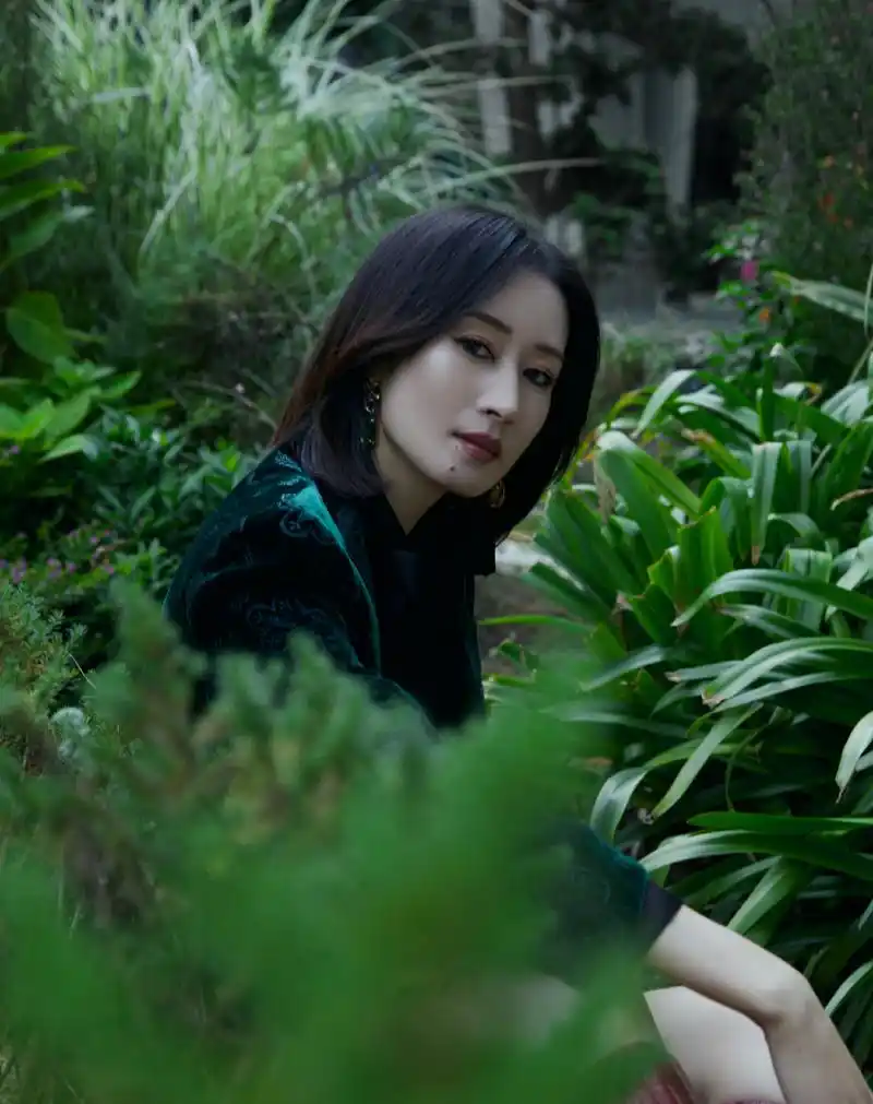 刘敏涛墨绿西装林间写真图片