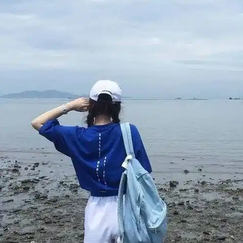 戴帽短发海边背影女生头像 女生头像图片大全 -【爱个性】
