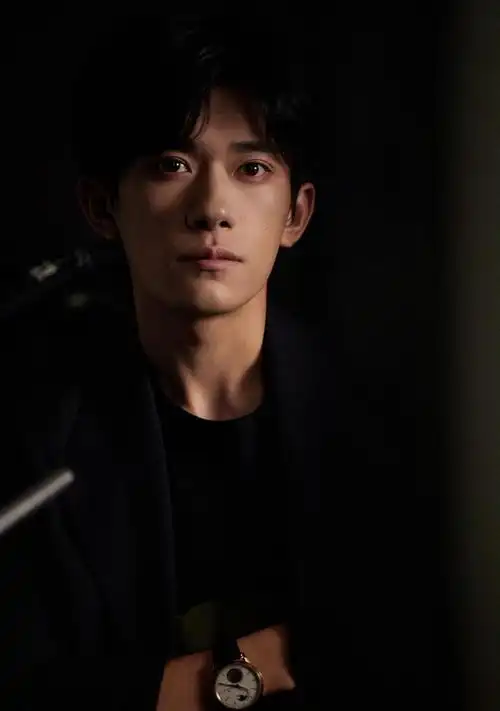 易烊千玺最新写真图黑色西装雪景氛围感眼睛看起来有点疲惫