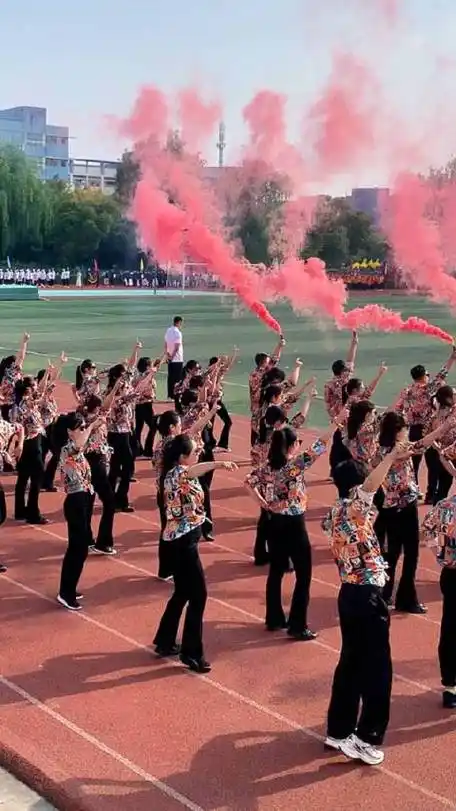 近日,@电子科技大学成都学院 运动会开幕式学生整活现场,青春气息