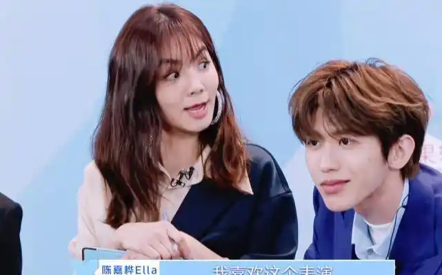 登场全场炸裂,c位不如刘雨昕抢眼,谁注意到蔡徐坤的表情_舞台_许佳琪