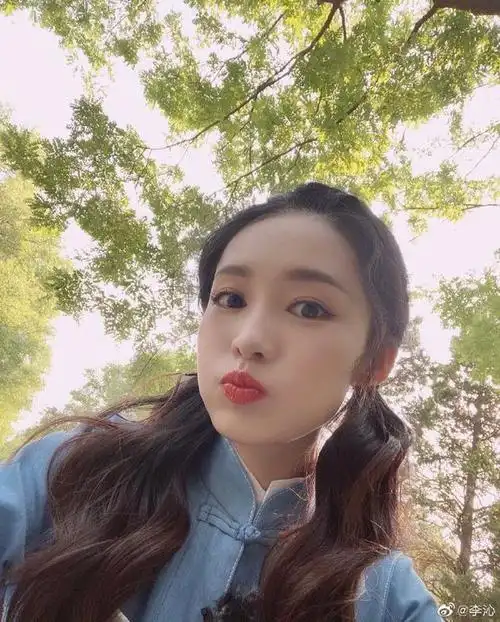 李沁双马尾活力录制综艺嘟嘴自拍清纯少女感满分