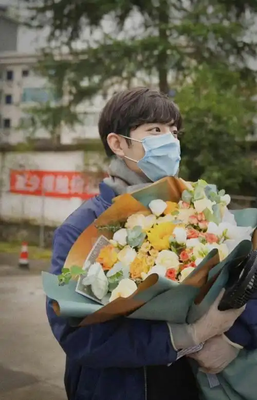 肖战开机杀青首映时间线#肖战杀青捧花合集98,演员肖战一步一个