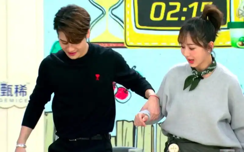 拜托了冰箱花絮王嘉尔终于和杨紫亲密接触完全不想松手