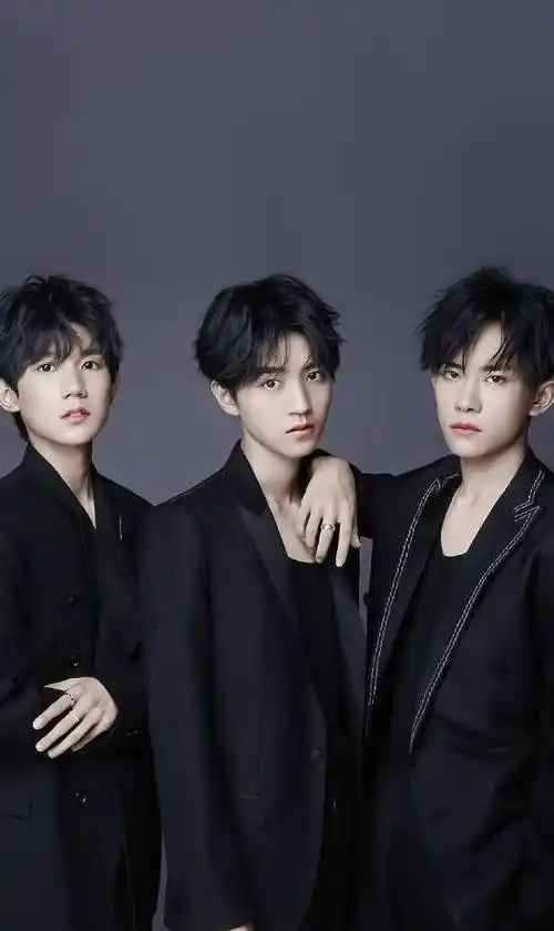 凯千太有爱!活动大合影中,原来是王俊凯自己主动换到千玺旁边?