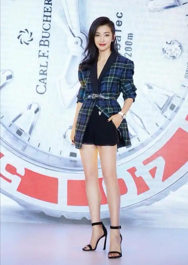 原创大美女李冰冰营业牛仔裤搭配帅气高马尾金属大耳环好吸睛