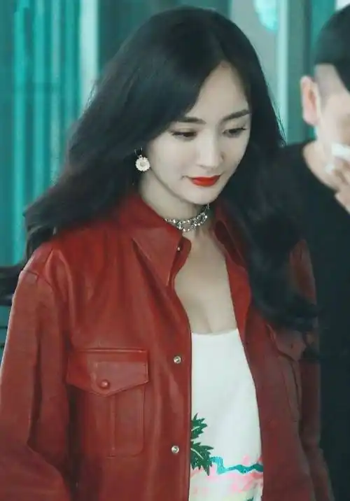 快本录制杨幂首唱mojito,身穿红色帅气皮衣,小奶音反差太大_衣服_款式