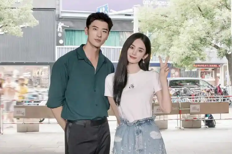 从7月中旬开始,就有很多网友给狗仔投稿说许凯成和古力娜扎因剧相恋