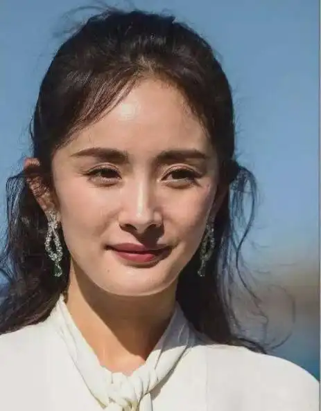 杨幂的医美实力果然牛五方垮脸光速逆袭生图踢翻百万摄影师