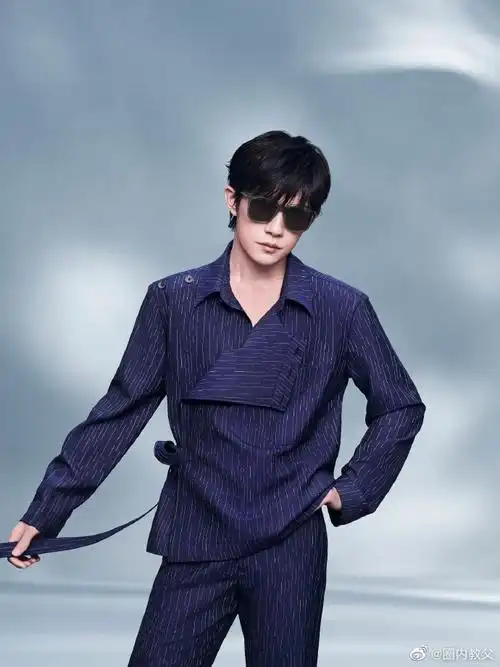 易烊千玺最新墨镜大片