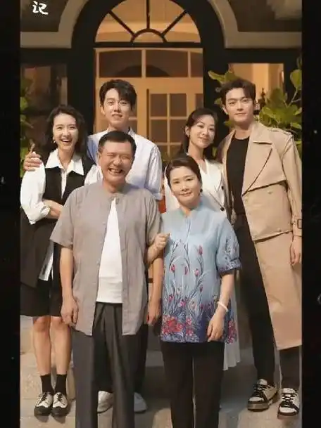 一家人整整齐齐幸福又甜蜜#杨紫[超话]#承欢记拍全家福片花:杨紫,许凯