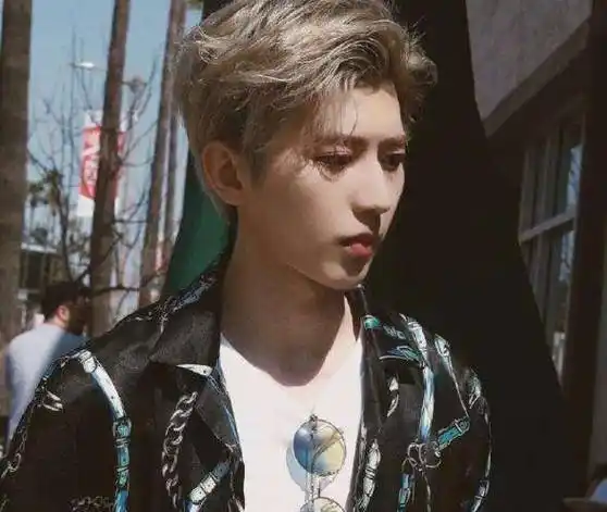 原创蔡徐坤女友视角拍照凑近时故意关掉美颜生图帅回两年前