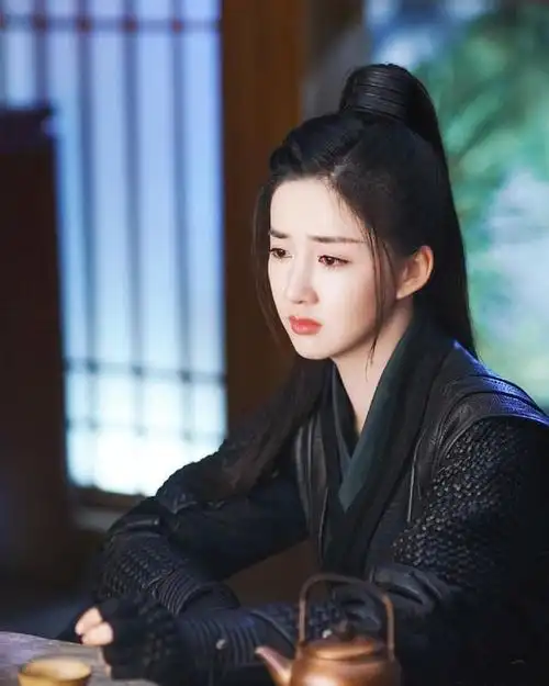 的印象停留在2019年版《倚天屠龙记》中的造型,她演绎的殷素素这一个