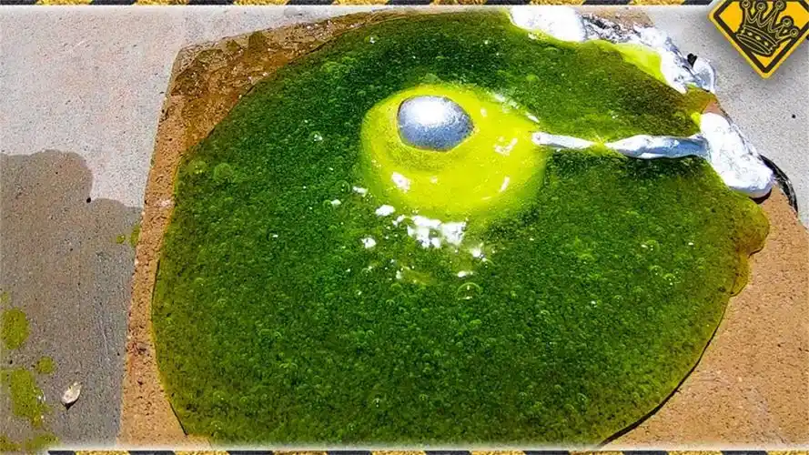 老外作死实验,将1000度溶铝倒入史莱姆中,它会被熔化掉吗?