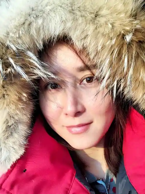 胡静录制节目深入云南 花毯子简易化妆台超接地气