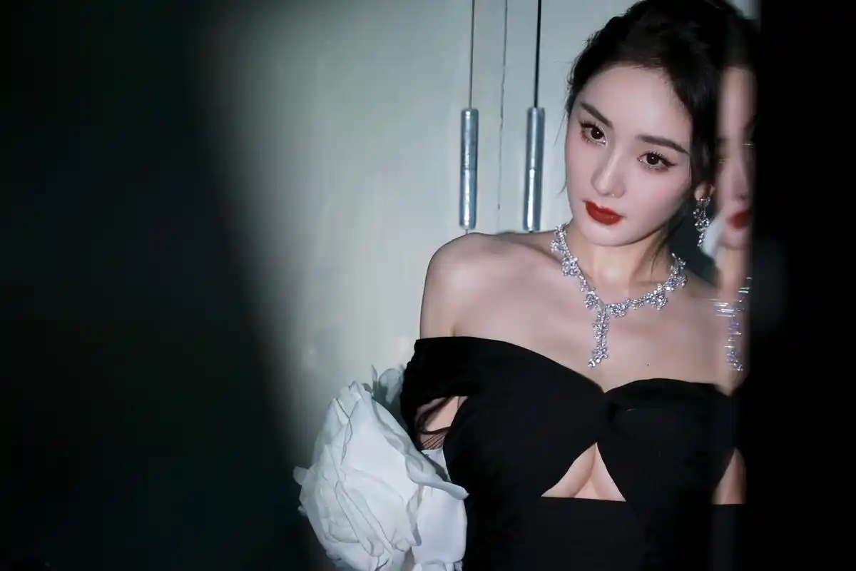 杨幂7815优雅黑天鹅礼服|微博之夜最美礼服[兔子]