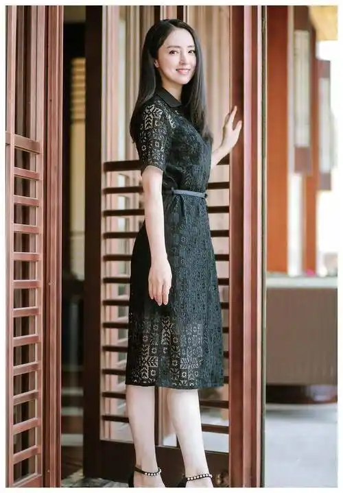 原创董璇气质真不是吹的连蝙蝠裙也能完美驾驭无修图状态真实