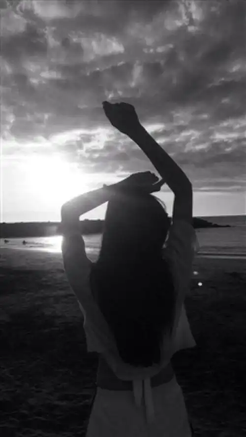 伤感背影黑白图片你我已陌生