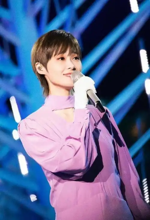 李宇春找准风格后变女神,穿粉裙好有温柔感,配短发也颇显女人味