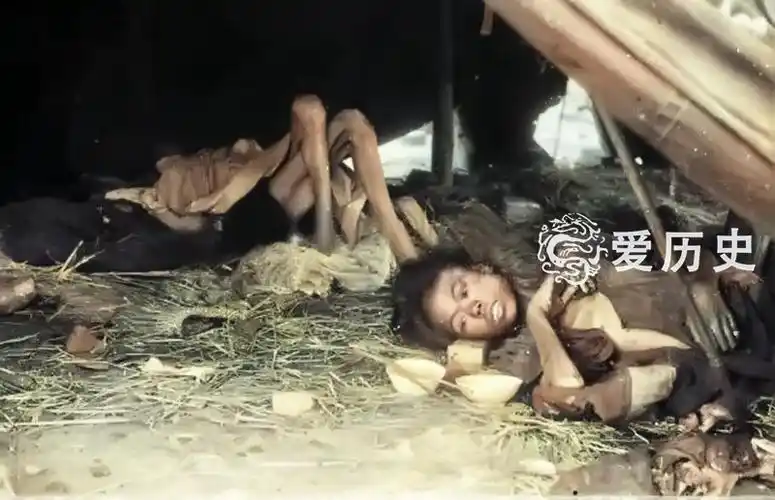 上色老照片湖南灾荒上千万人沦为饥民卖儿鬻女饿殍遍野的惨状