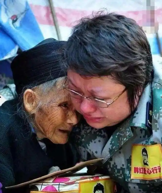 52岁的老兵韩红,两次入伍常行军礼,军人情怀比你想得还要博大