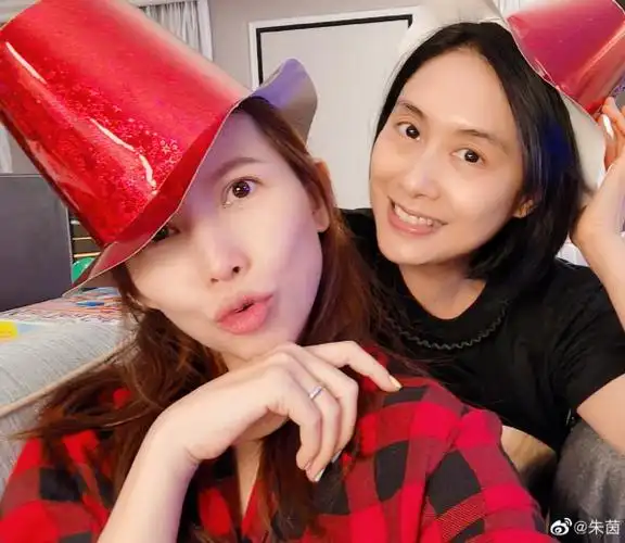 朱茵蔡少芬搞怪五连拍 姐妹俩素颜出镜状态好