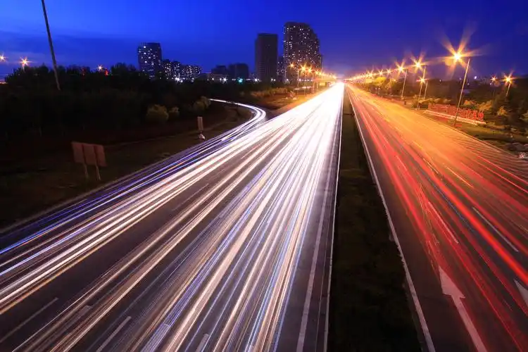 环湾大道夜景车轨