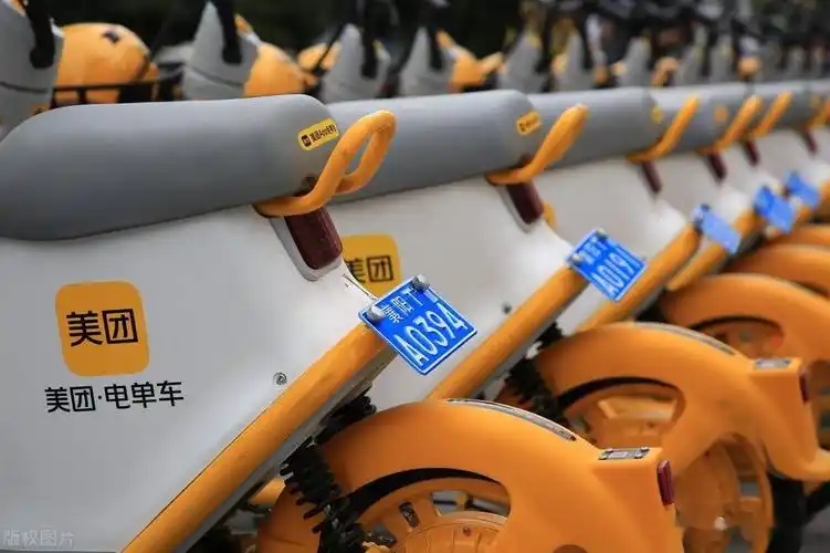 带牌照配头盔抢鲜体验新款美团共享电单车