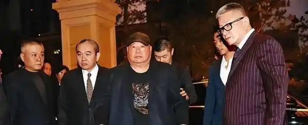 洪金宝和向华强在娱乐界堪称风云人物,名噪一时.