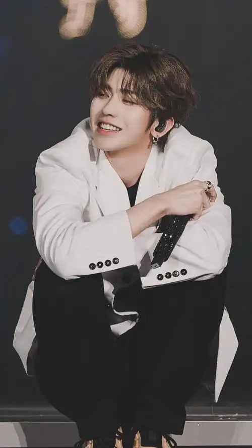 蔡徐坤三宫格壁纸——蔡徐坤三宫格壁纸高清-星座梦城