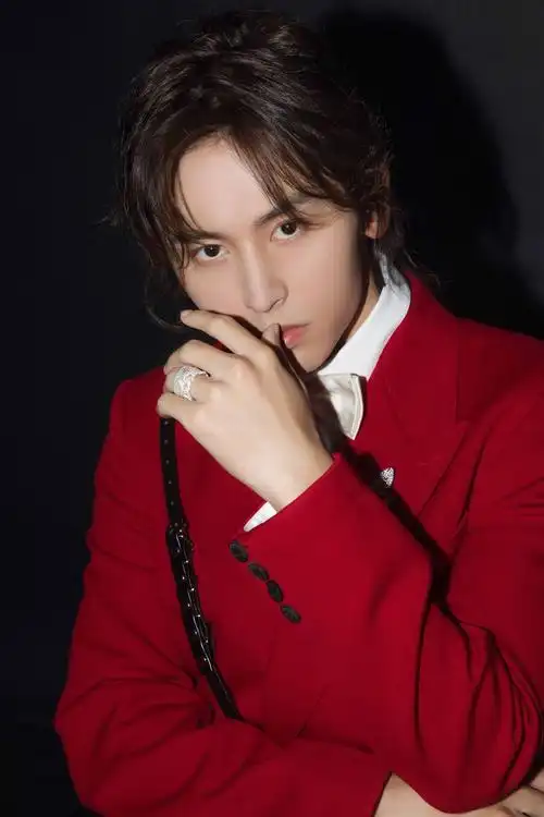 跨界歌手张哲瀚新单《不说》今日上线