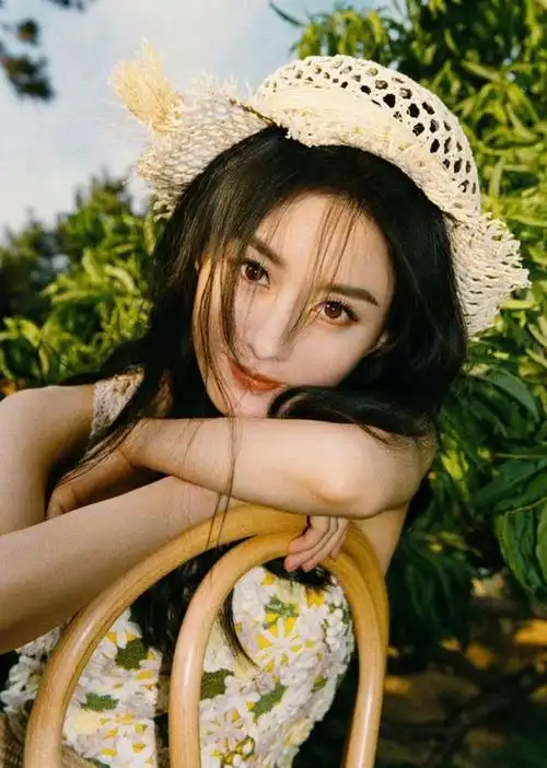 不知道作为颖火虫的你有没有看过赵丽颖这组田园风格的照片呢?