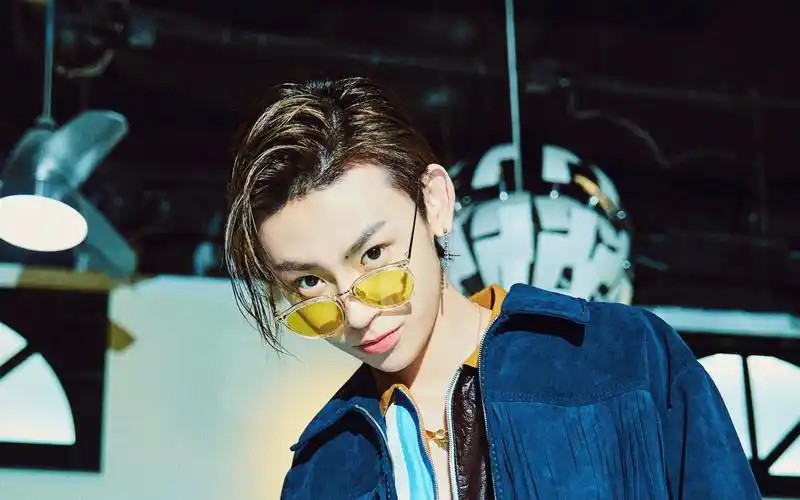 小鬼王琳凯咻咻咻滑板鬼给你展示流利的操作