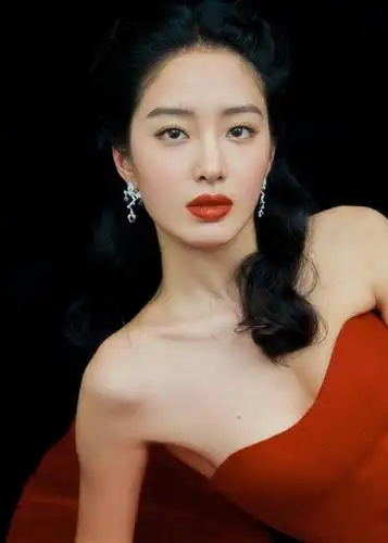 人间富贵花杨采钰性感优雅气质写真