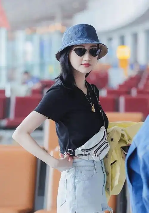 景甜热裤加白布鞋,实力演绎甜美又好看又会穿,真是宝藏女孩!