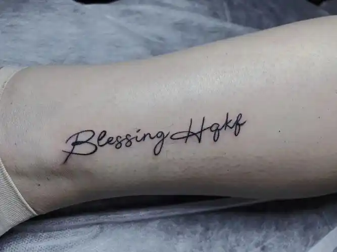 英文字母纹身图案小,时间短,疼痛度轻.