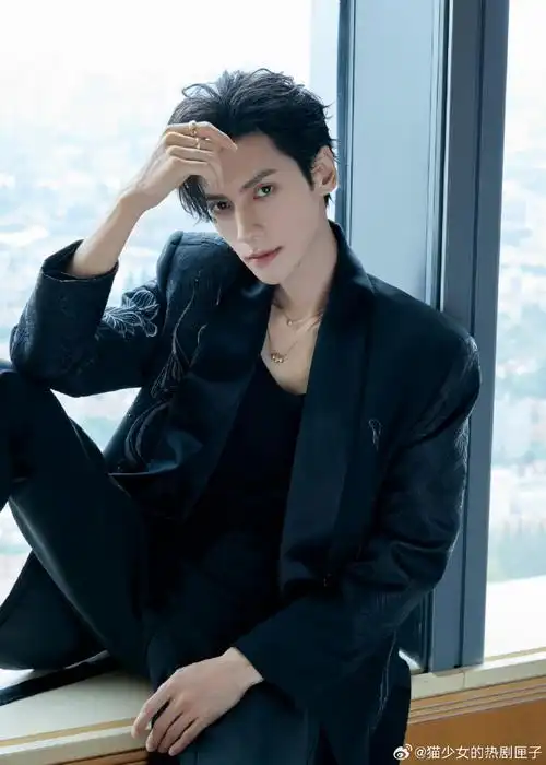 罗云熙莲花刺绣西装