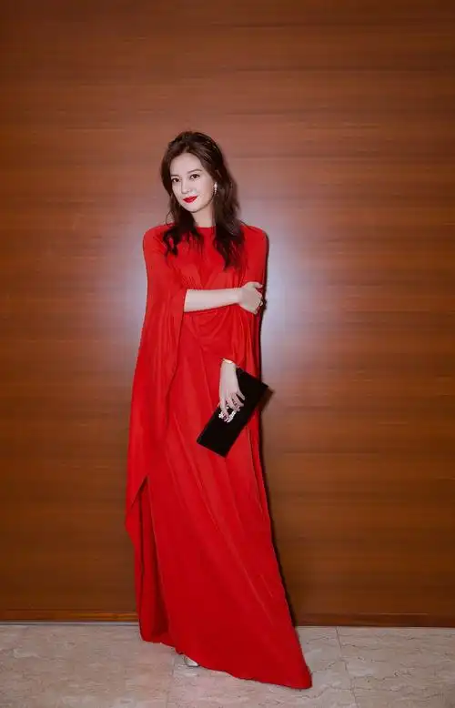 评委赵薇亮相东京电影节开幕 红色长裙飘逸大气