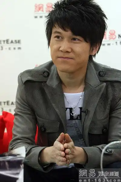 我特别能吃苦,苦的时候就吃方便面 主持人:你自己会觉得高进是一个很