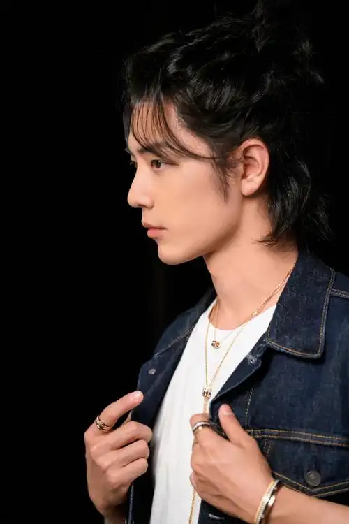 工作室发了九张侧脸肖战##肖战没见过的库存