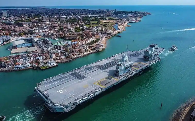 英国新航母一出航就突发故障搁浅,被拖回母港_威尔士_部署_伊丽莎白